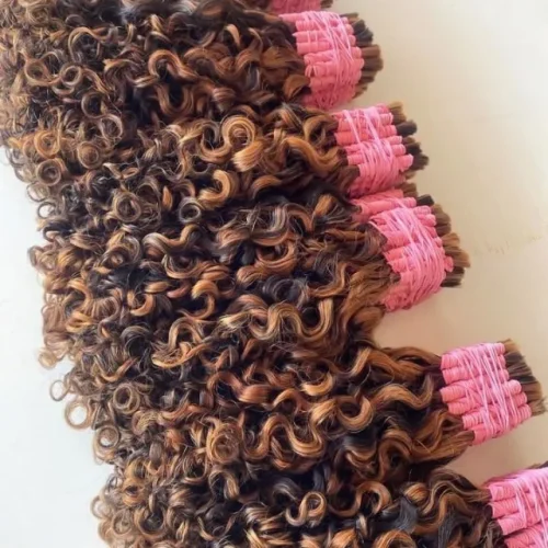 Cabelo Humano Indiano Cacheado Morena Iluminada da Cabelove | Up Hair, fios premium 100% humanos e naturais, cachos definidos com reflexos iluminados, brilho intenso e pontas cheias para alongamentos e mega hair sofisticados.